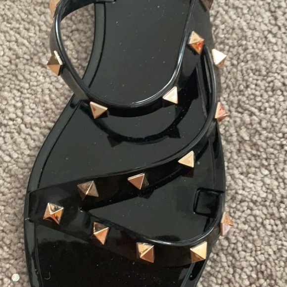 WOMENS BLACK PATENT LEATHER SANDALS WITH GOLD PYRAMID STUDS - Picture 2 of 4